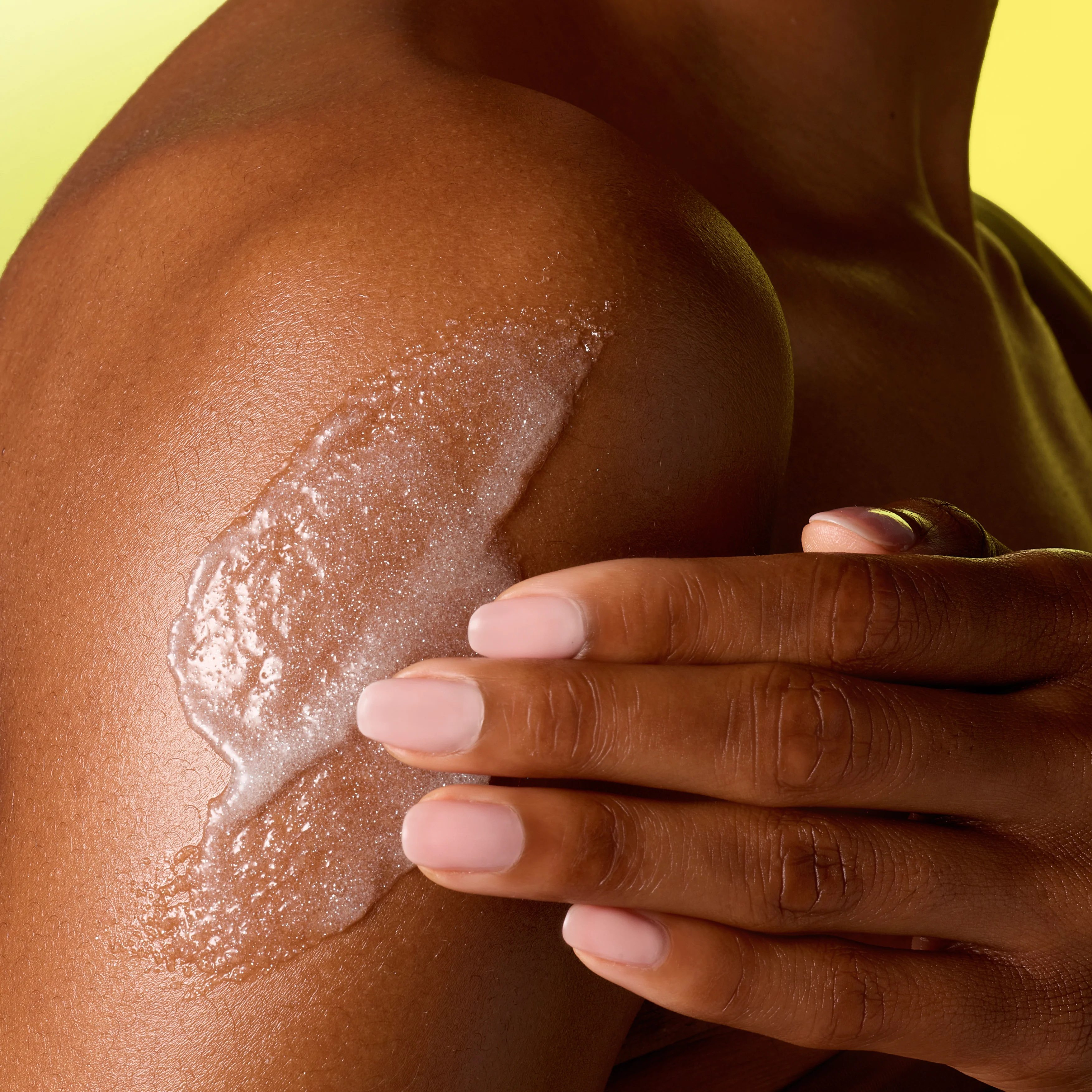 TreeHut_SpringFY26_TwinklingTulip_SheaSugarScrub_OnBody_0021_1x1_43bdad39-3f72-4327-8486-b88fddbe3740_v1764847708